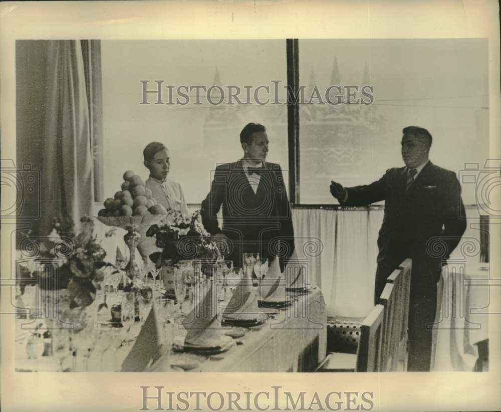 1956 Press Photo Tourist must stay close to prescribed Russian intourist regimen