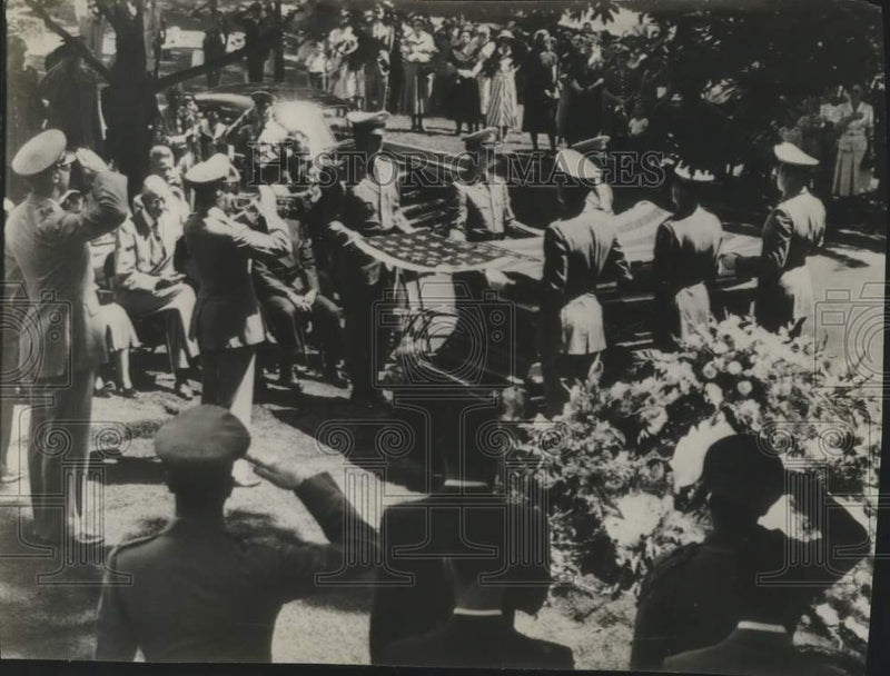 Load image into Gallery viewer, 1950 Press Photo Burial of Lieutenant Howell C. Thomas Jr., Arlington Cemetery
