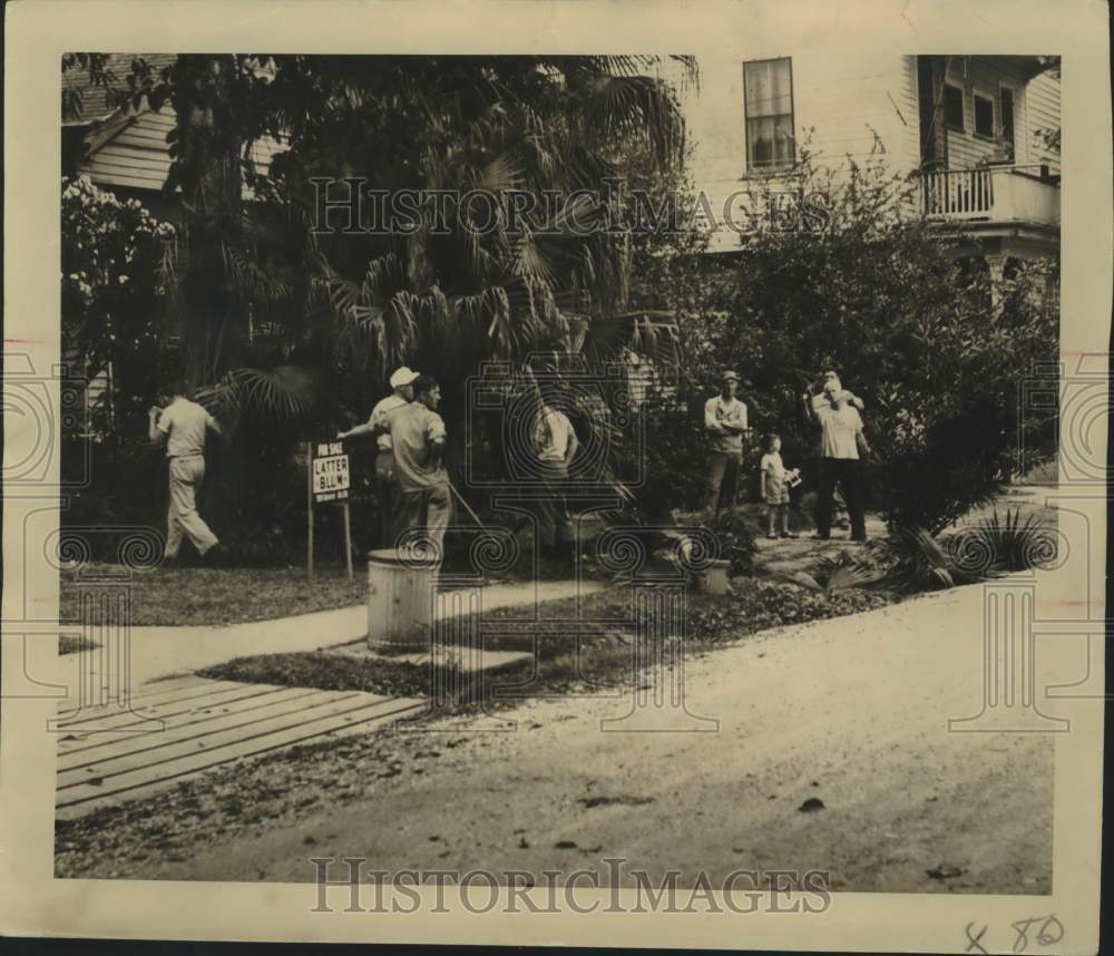 1945 Press Photo German POW's Remove Donated Shrubs for Replanting, New Orleans
