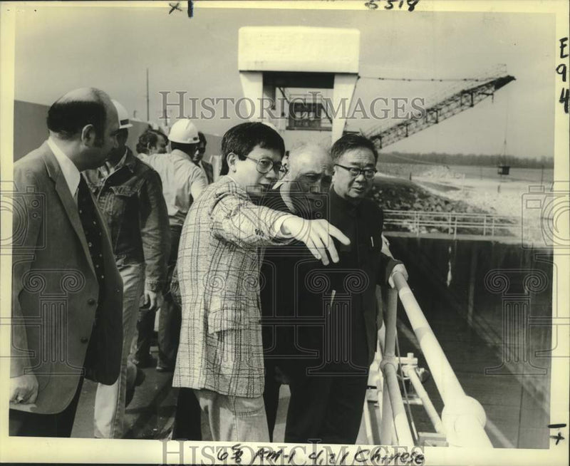Load image into Gallery viewer, 1982 Press Photo Chinese delegation studying American water technology.
