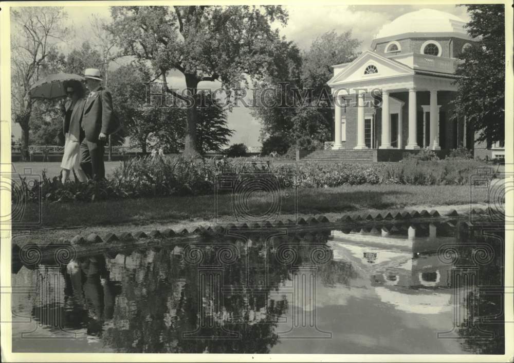1989 Press Photo Couple walks past reflecting pond on the grounds of Monticello.