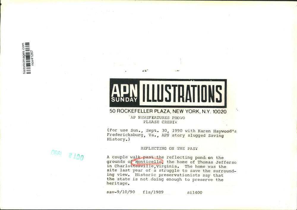 1989 Press Photo Couple walks past reflecting pond on the grounds of Monticello.