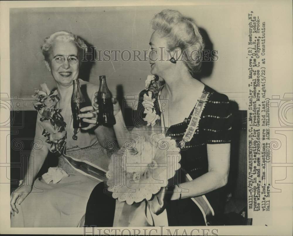 1947 Press Photo Past President General of the D.A.R., toasts the new winner.- Historic Images