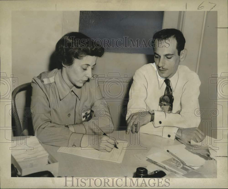 Load image into Gallery viewer, 1952 Press Photo Red Cross aide Mrs. Rittenberg interviews blood donator Joe Odo
