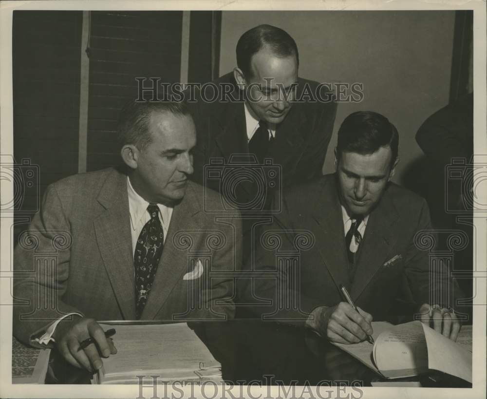 1951 Press Photo New Orleans Mayor &amp; Gentilly Developers, Homes Officials