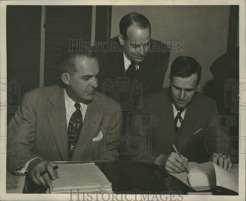 Load image into Gallery viewer, 1951 Press Photo New Orleans Mayor &amp; Gentilly Developers, Homes Officials
