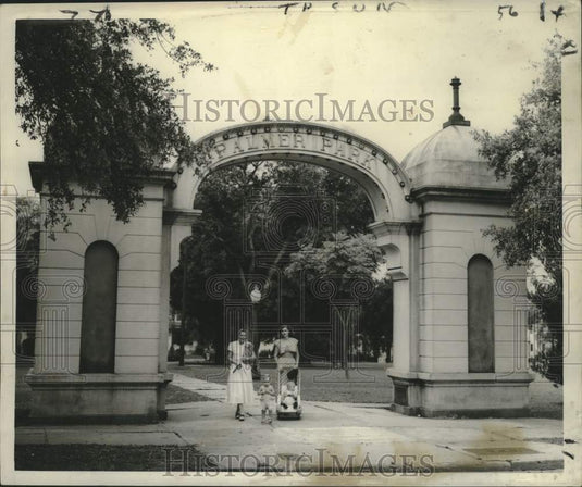 1950 Press Photo Mother's and their children stroll through Palmer Park