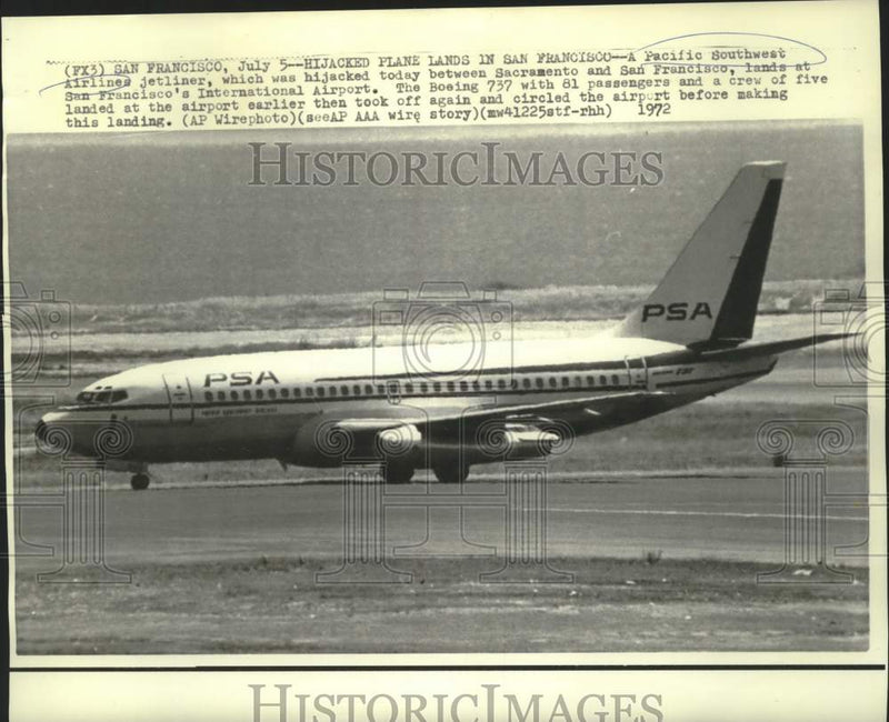Load image into Gallery viewer, 1972 Press Photo A Boeing 737 jetliner that was hijacked, lands in San Francisco
