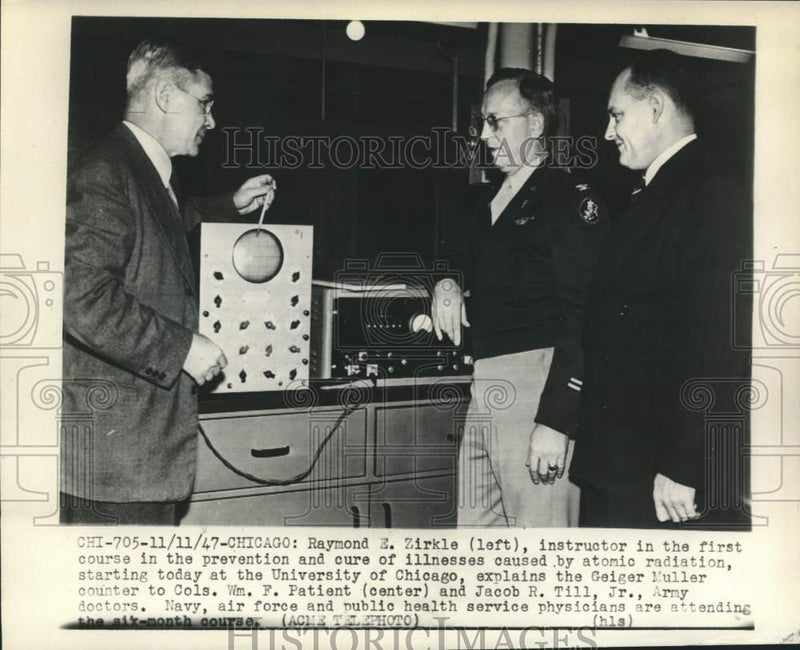 Load image into Gallery viewer, 1947 Press Photo The Geiger Muller counter is explained at a course in Chicago
