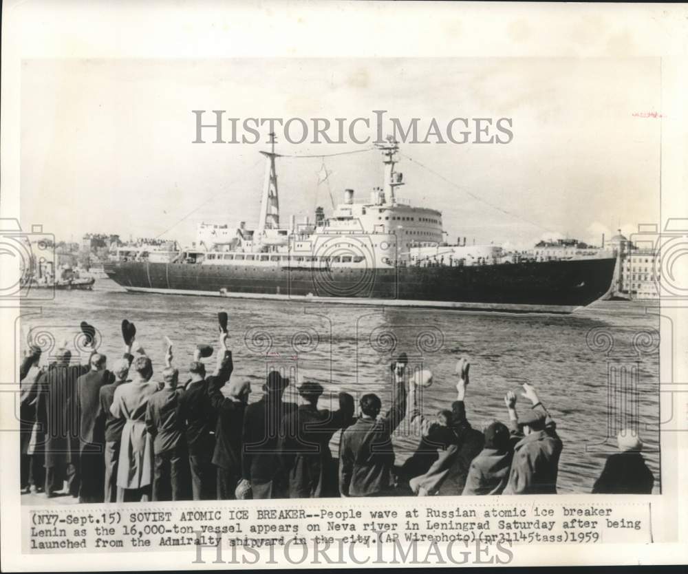 1959 Press Photo People wave at the Russian ice breaker Lenin on Neva river