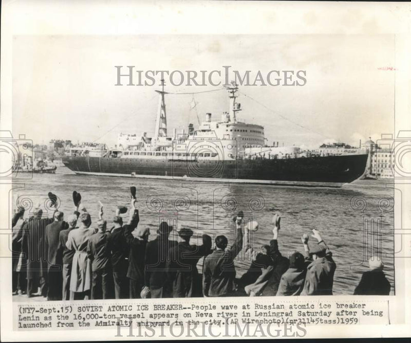 Load image into Gallery viewer, 1959 Press Photo People wave at the Russian ice breaker Lenin on Neva river
