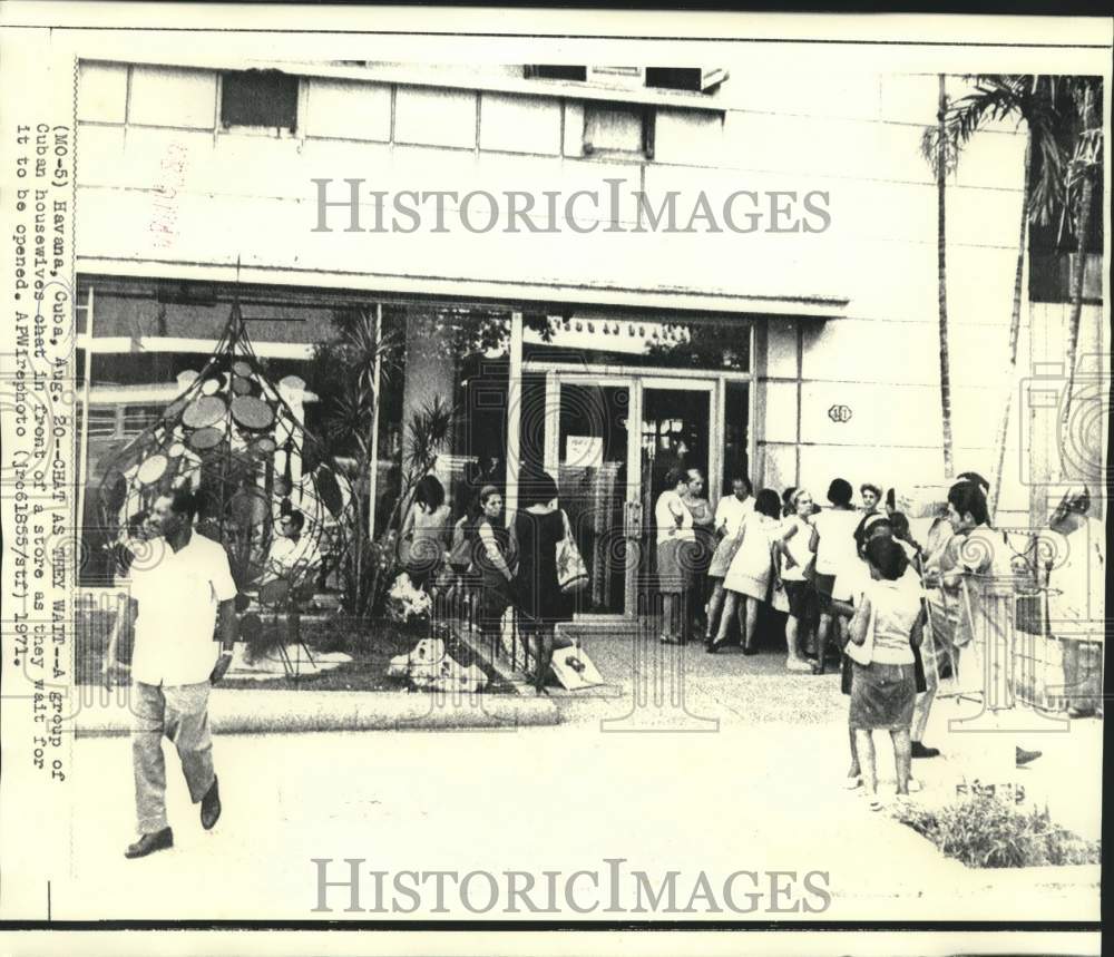 1971 Press Photo Cuban Housewives Wait for Store Opening, Havana - nox41495