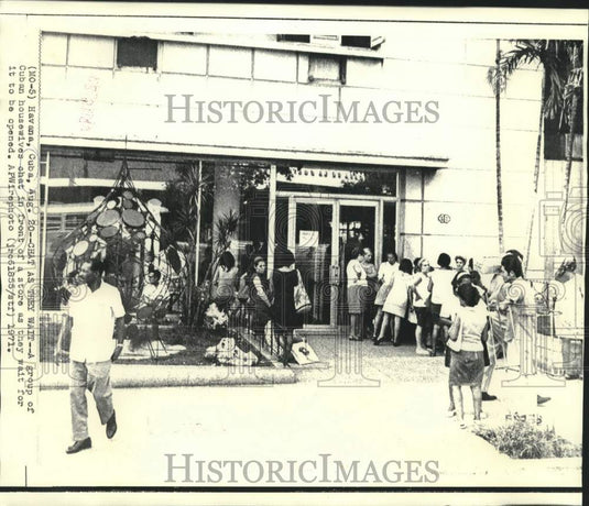 1971 Press Photo Cuban Housewives Wait for Store Opening, Havana - nox41495
