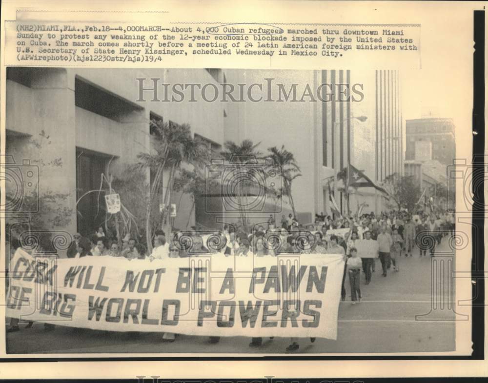 1974 Press Photo Cubans March Supporting U.S. Economic Blockade of Cuba, Miami- Historic Images