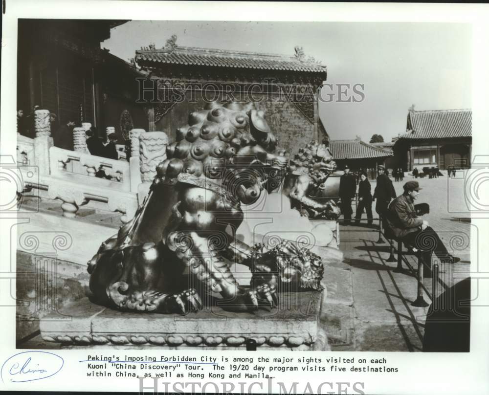 1980 Press Photo Large statues sit perched in the Forbidden City, Peking, China