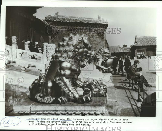 1980 Press Photo Large statues sit perched in the Forbidden City, Peking, China