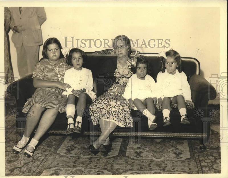 Load image into Gallery viewer, 1933 Press Photo Mrs. Gerardo Machado with her daughter &amp; grandchildren, PA
