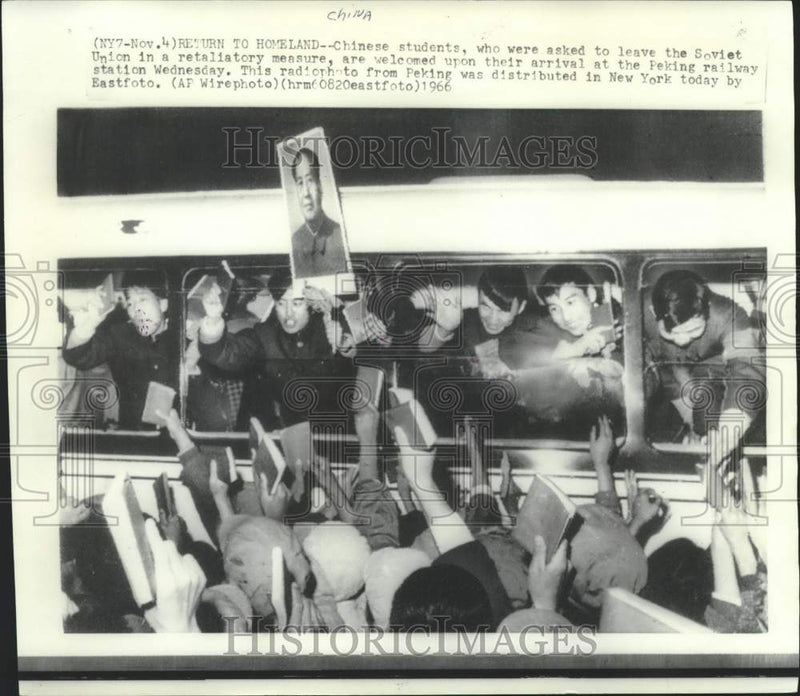 Load image into Gallery viewer, 1966 Press Photo Chinese Students Ousted From Soviet Union Welcomed in Peking
