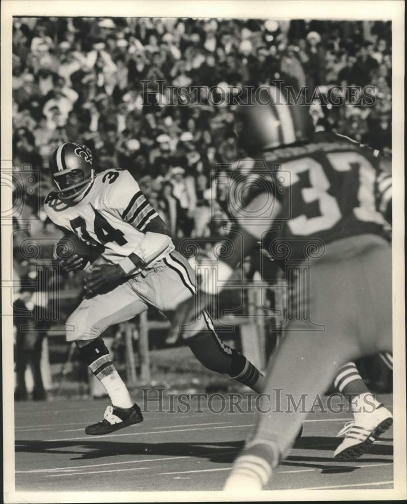 1973 Press Photo New Orleans Saints Jess Phillips running with the ball in 1973.- Historic Images