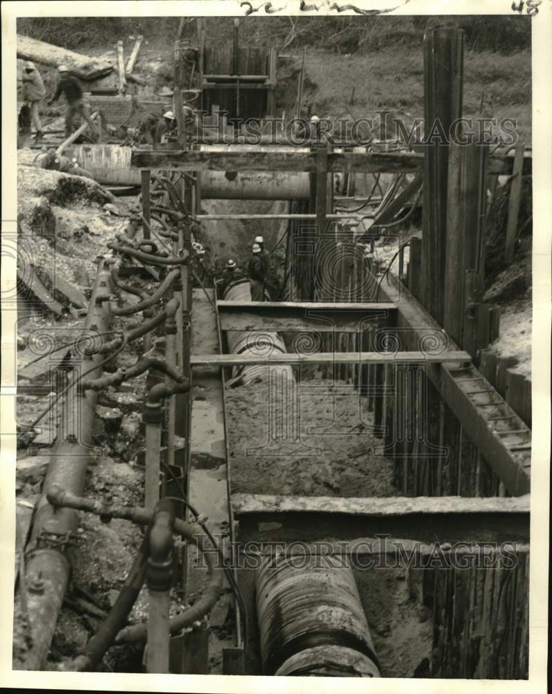 1959 Press Photo A water main is installed below the Peoples Ave. canal, Filmore