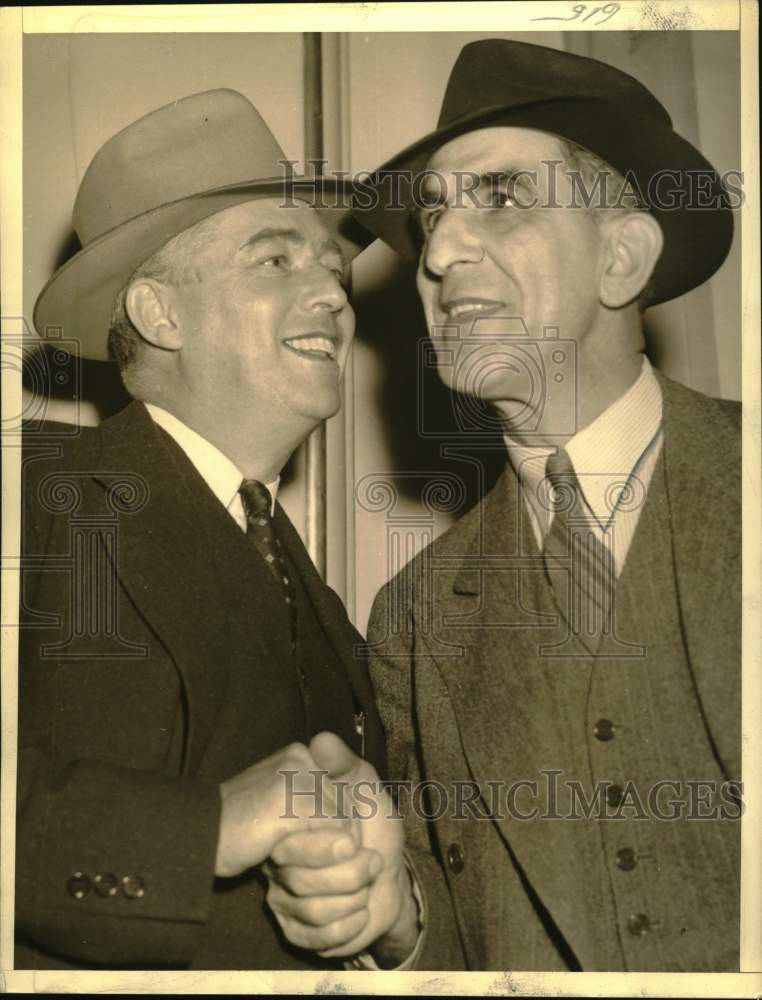 Load image into Gallery viewer, 1939 Press Photo New Orleans Pelicans Baseball Manager Roger Peckinpaugh
