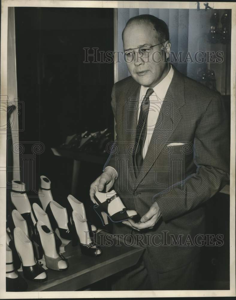 1952 Press Photo William Paxson in the shoe department. - nox42261- Historic Images