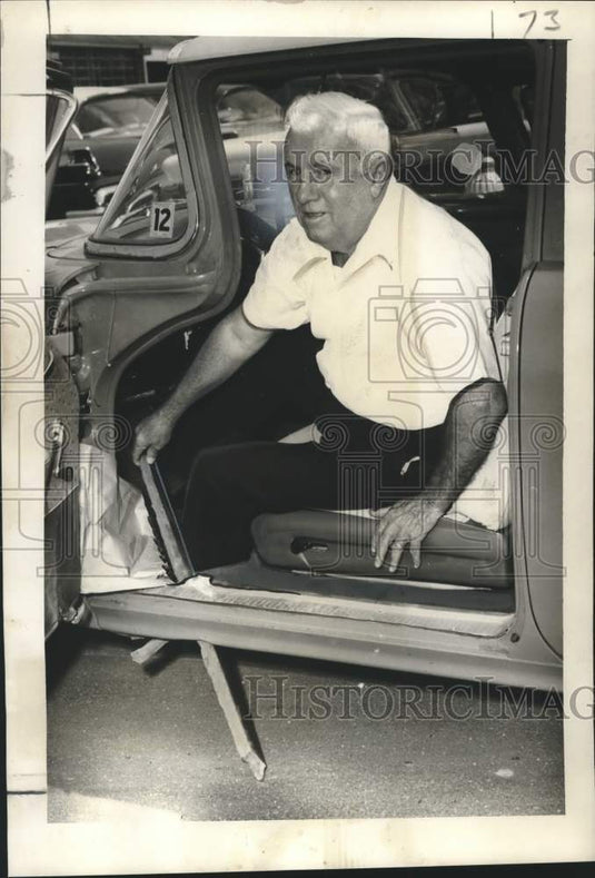 1957 Press Photo Iron Bar Pops through John L. Leary's Car, New Orleans- Historic Images