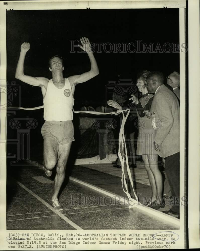 1970 Press Photo Kerry O&#39;Brien flashes to world&#39;s fastest indoor two-mile ever.- Historic Images