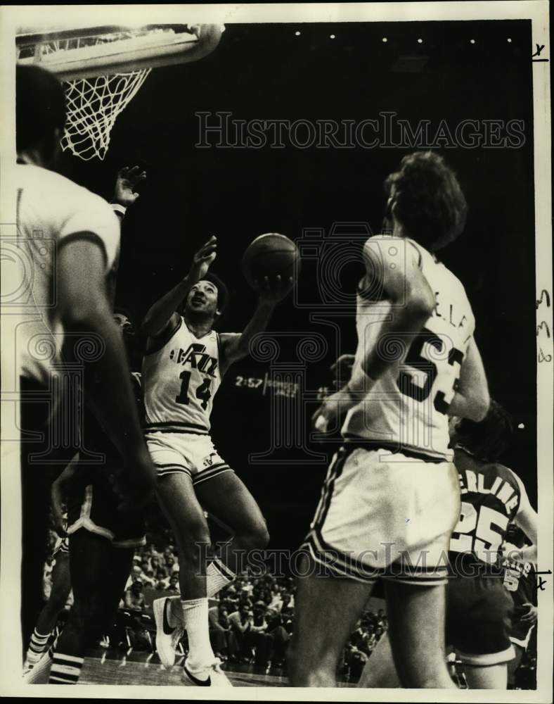 1976 Press Photo Jazz basketball player Louie Nelson takes a shot for two points