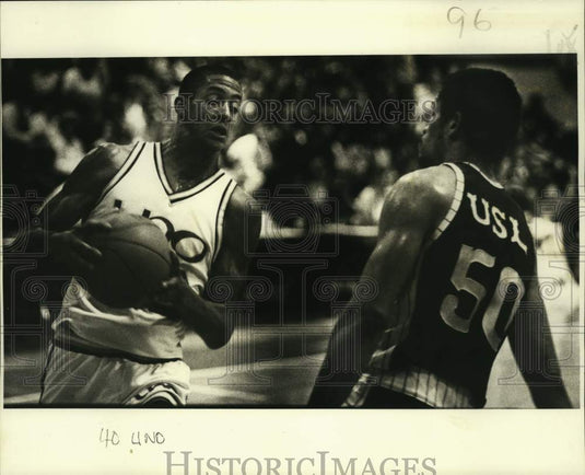 1981 Press Photo University of New Orleans' Mark Petteway gets ready to move.- Historic Images
