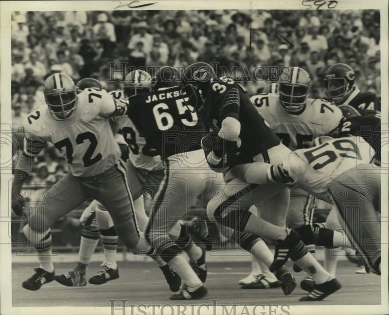 Load image into Gallery viewer, 1973 Press Photo Saints Footballer Joe Owens in Game against Bears - nox42670
