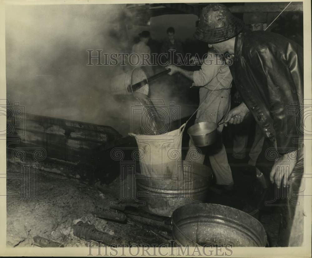 1949 Press Photo Pouring syrup through sack strainers into tubs. - nox42722- Historic Images