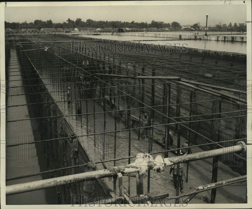 1951 Press Photo Plant workers clean silt from reservoirs along the Mississippi.
