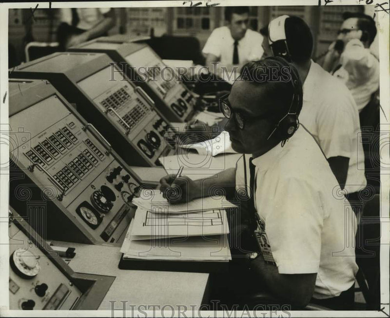 Load image into Gallery viewer, 1966 Press Photo Test Conductor James H. Starkey, Cape Kennedy Launch Complex 34
