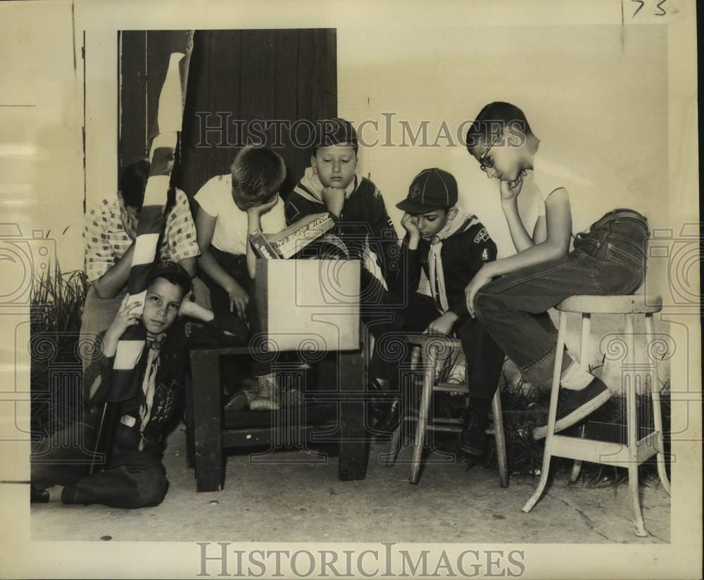 1957 Press Photo Cub Pack 49 outside headquarters where they have been evicted.