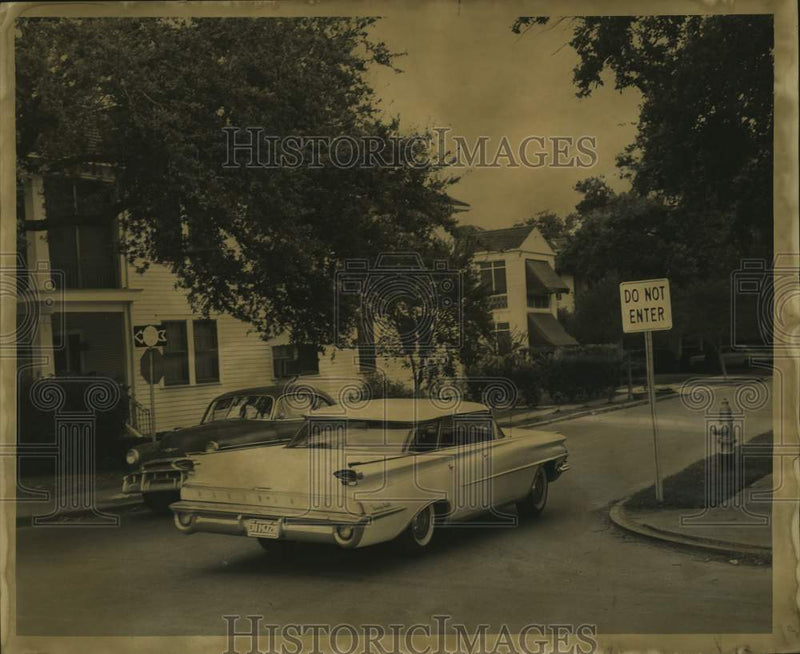 Load image into Gallery viewer, 1959 Press Photo A motorist ignores the new "Do Not Enter" sign on Octavia St.
