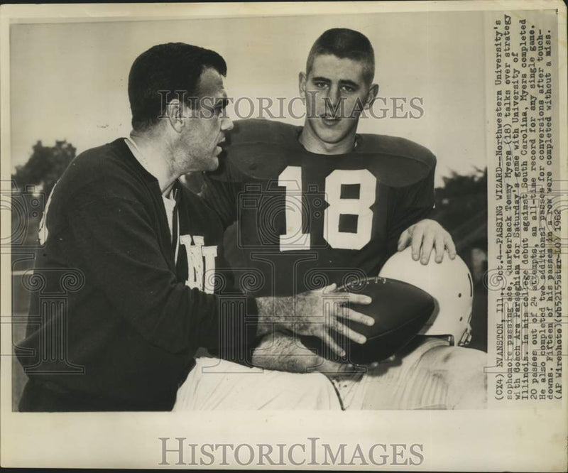 Load image into Gallery viewer, 1962 Press Photo Quarterback Tommy Myers talks with Coach Ara Parseghian.

