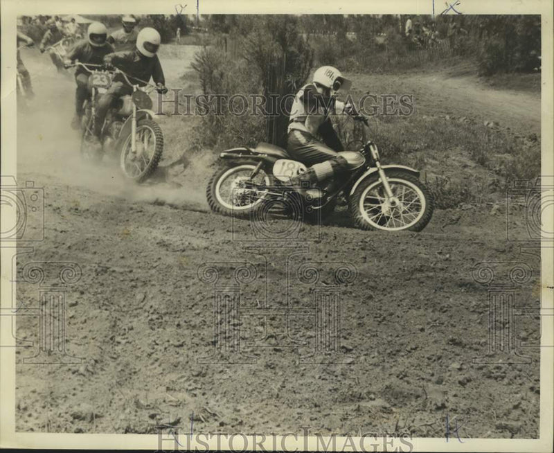 Load image into Gallery viewer, 1972 Press Photo Ralph Holmberg leads the pack around a turn at Moto-Cross West
