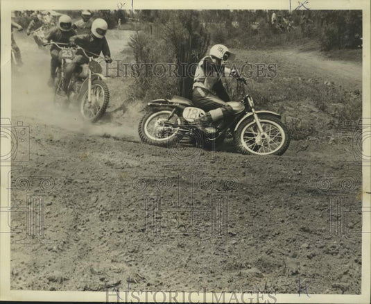 1972 Press Photo Ralph Holmberg leads the pack around a turn at Moto-Cross West