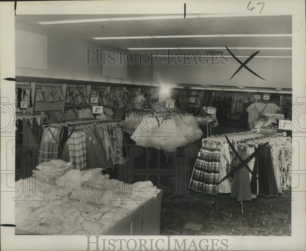 1957 Press Photo Clothes on the racks at the new Gentilly Woods Shopping Center- Historic Images