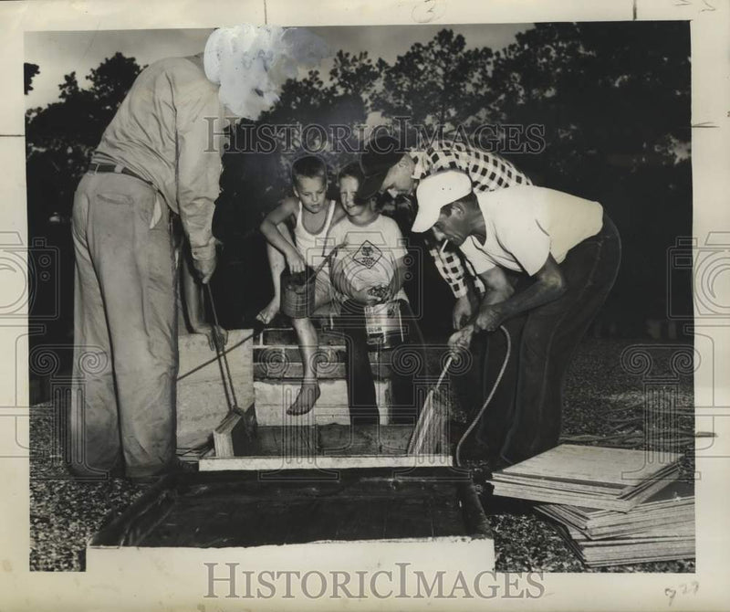 Load image into Gallery viewer, 1955 Press Photo Men &amp; boys prepare a school roof for a storm, Pearl River, LA.
