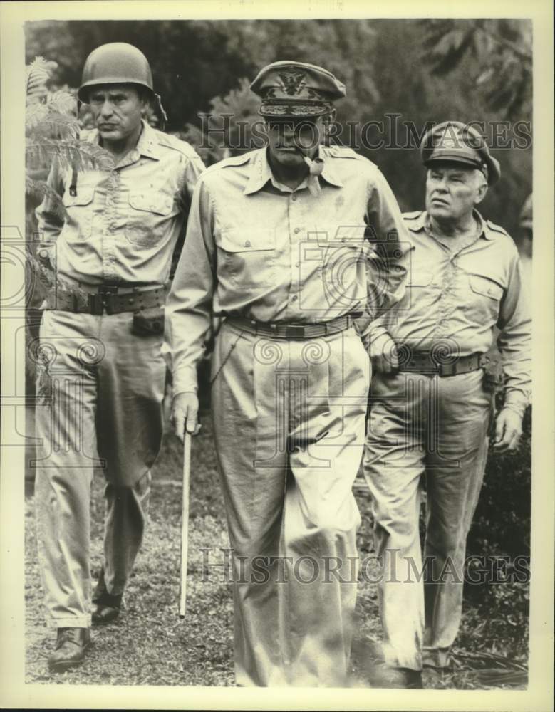 1979 Press Photo G. D. Spradlin, Gregory Peck, &amp; Walter O. Miles in &quot;MacArthur&quot;- Historic Images