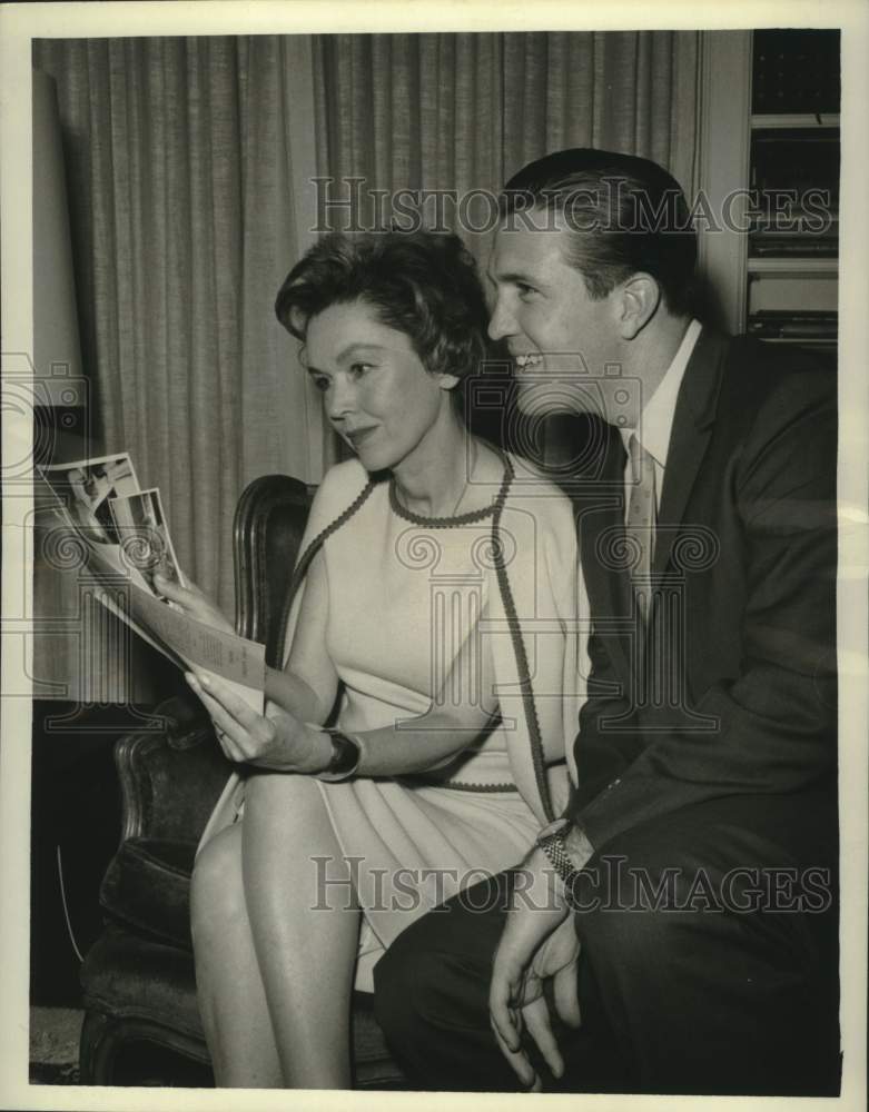 1962 Press Photo Maureen O&#39;Sullivan &amp; Jack Linkletter view pictures of her kids.- Historic Images