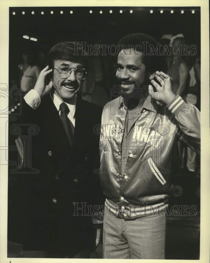 Load image into Gallery viewer, 1980 Press Photo Co-hosts of the national "Disc Jockey Invitational Talk-Off"
