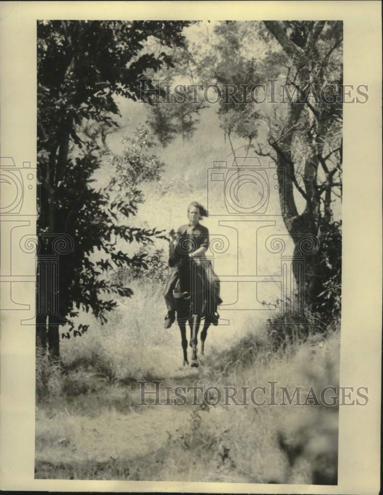 Load image into Gallery viewer, 1971 Press Photo Joseph Kennedy III in "The American Sportsman" - nox43419
