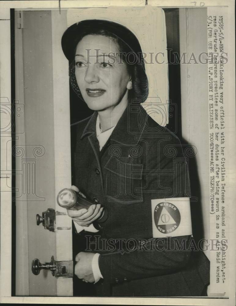 Press Photo Actress Gertrude Lawrence Becomes Air Raid Warden - nox43463