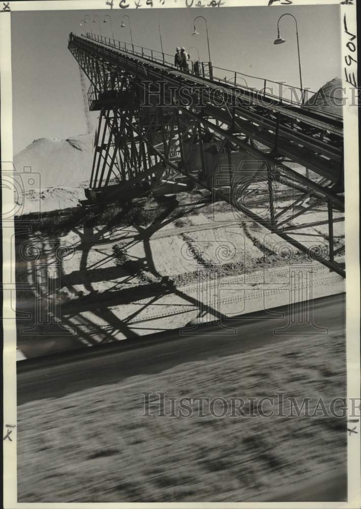 1975 Press Photo Phosphate Pours off Conveyor Belt at Fort Mead, Florida Mine