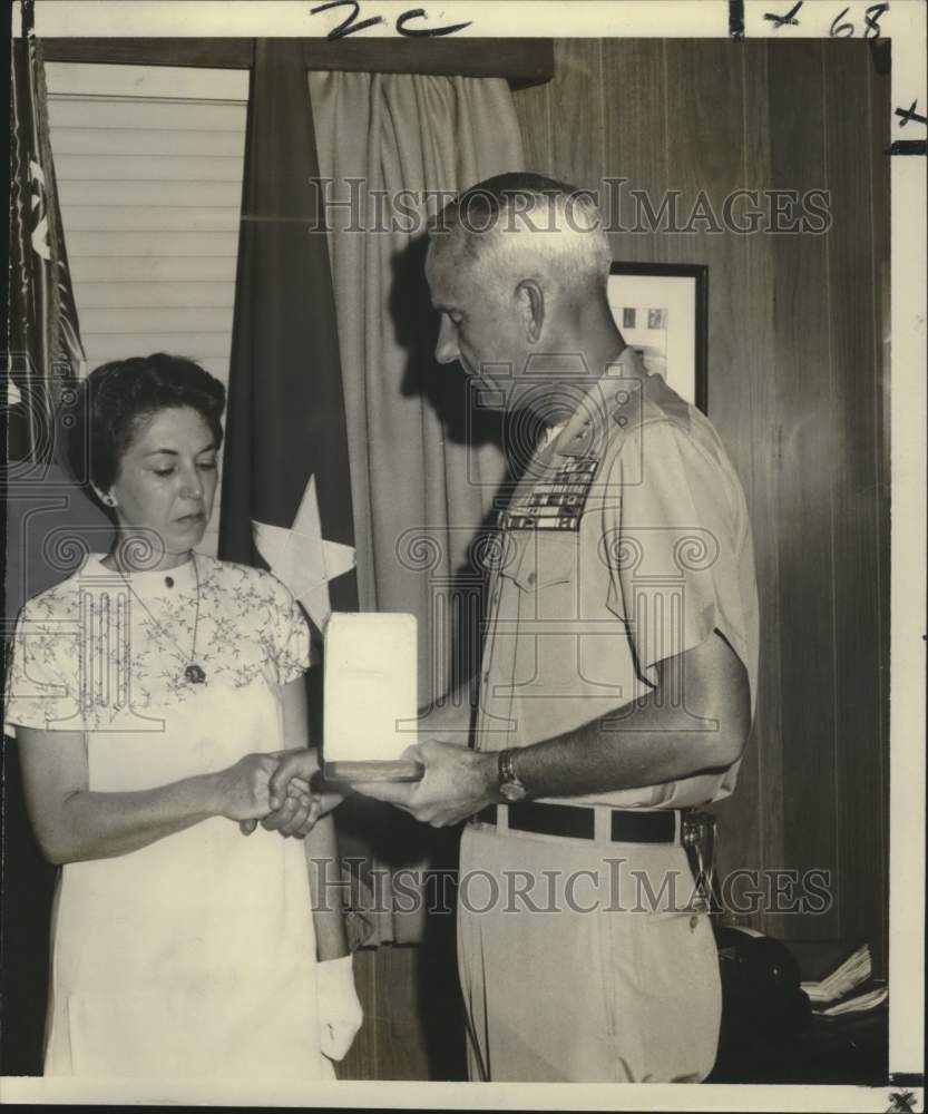 1969 Press Photo Maj. Gen Charles Mount presents award to Mrs. Gene Fontain Mire- Historic Images