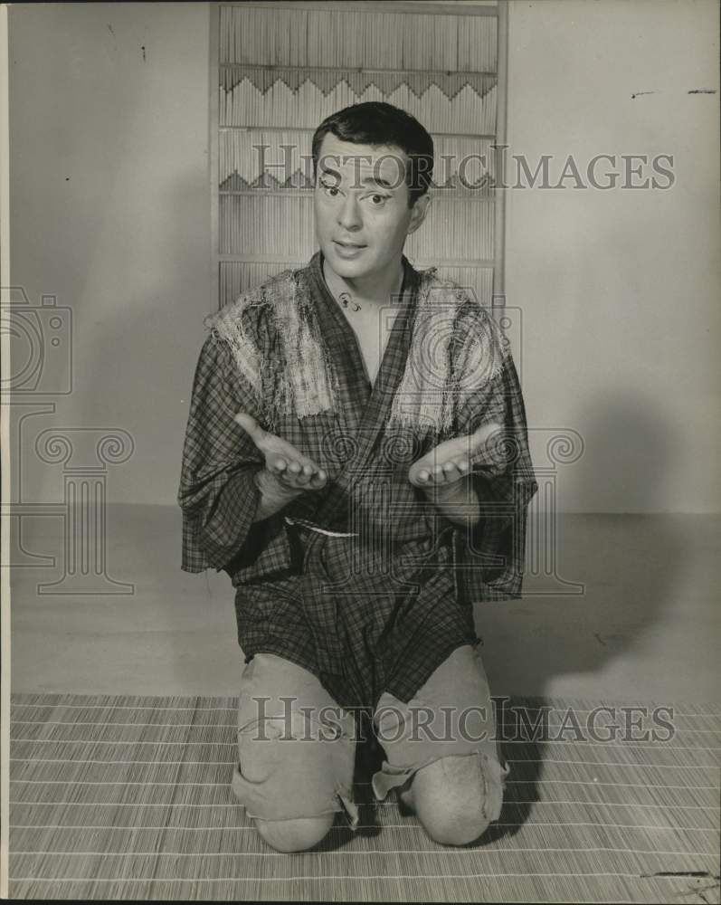 1956 Press Photo Actor Larry Parks in Play &quot;Teahouse of the August Moon&quot;- Historic Images