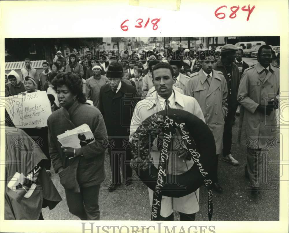 1989 Press Photo MLK parade Master of Ceremonies Marc Johnson leads the march- Historic Images